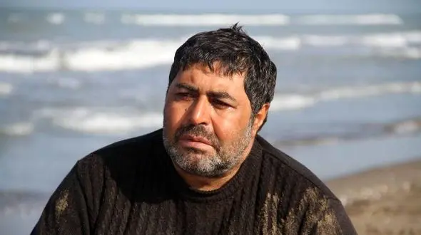 چیدمان میز عزای ساده و نوستالژی پدر فرهاد اصلانی بازیگر سریال «ازیادرفته» + کمر خم شده مادر مهربانش/روحش شاد و یادش گرامی