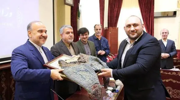 شلوار کشتی تختی به موزه ملی ورزش اهدا شد