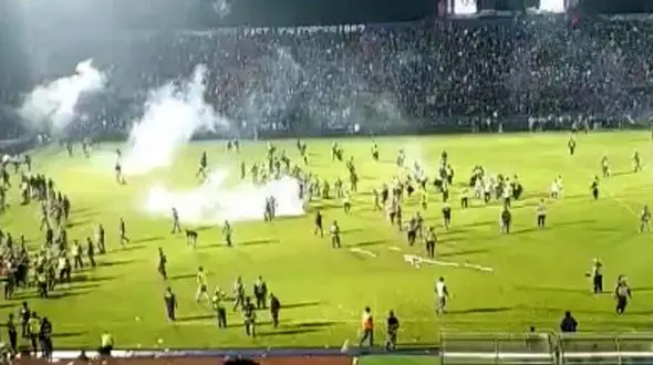 فاجعه انسانی|  129کشته در زمین فوتبال!