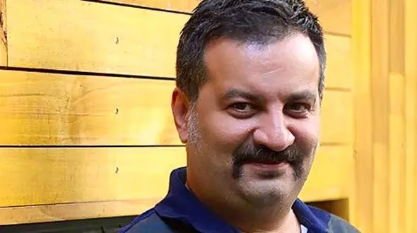 نگاهی به استایل پدر پسری‌ مهراب قاسم خانی / پسرش مردی شده با کت چرم چه تیپ مردونه‌ای هم زده موفرفری