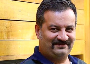 نگاهی به استایل پدر پسری‌ مهراب قاسم خانی / پسرش مردی شده با کت چرم چه تیپ مردونه‌ای هم زده موفرفری