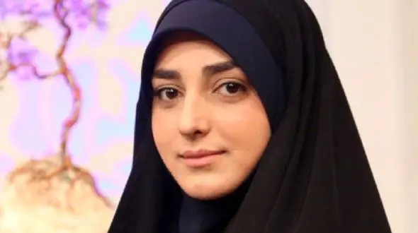 مجری زن معروف وسط جلسه مهم پاهاشو دراز کرد!