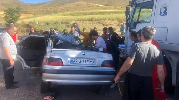 برخورد هولناک پژو پارس با تریلی با 5 کشته و مجروح 