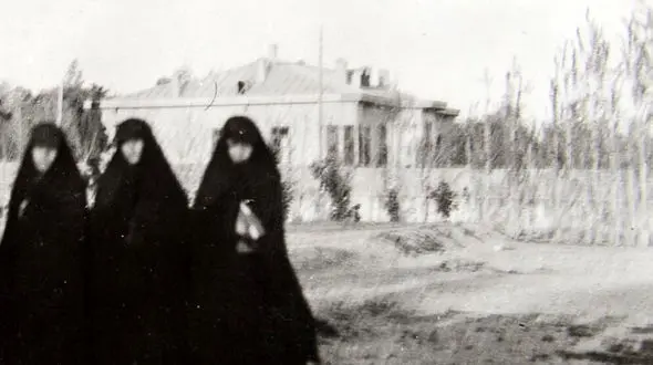 بی‌بی‌ خاور، بی‌بی کوکب و دیگران در یکی از اولین کافه‌های تهران