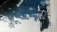 فیلمی از سرقت موتورسیکلت در یک چشم بهم زدن در روز روشن