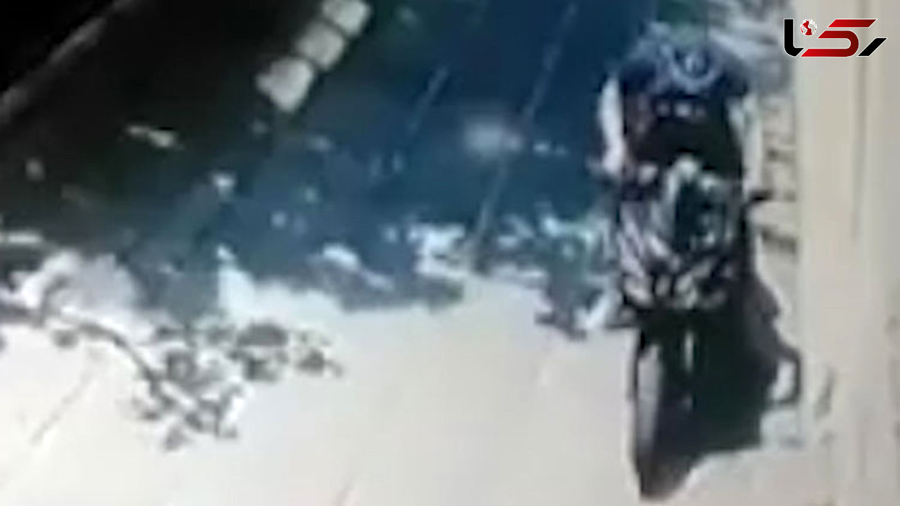 فیلمی از سرقت موتورسیکلت در یک چشم بهم زدن در روز روشن