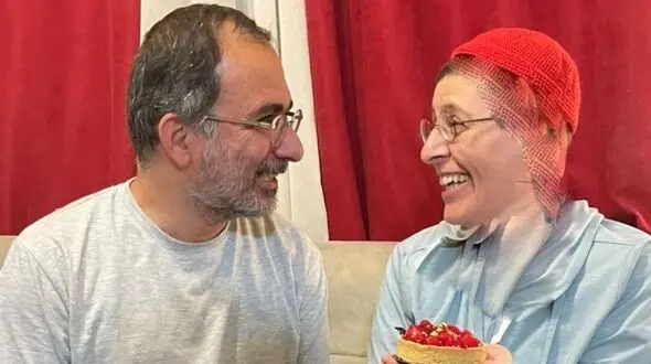 عکس ها / نگاهی به چیدمان خلاقانه خانه  سوسن پرور/ از لوسترهای شاهانه تا مبلمان و میز ناهارخوری ست