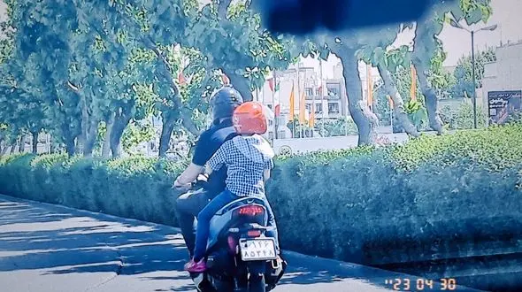 پای کودک لای پره های موتورسیکلت گیر کرد؛ پزشکان گفتند باید قطع شود /کلاه ایمنی محافظ کاملی برای کودکان نیست