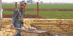 مهاجرت روزافزون به مازندران باعث کمبود شغل شد، جبران بی‌پولی با شغل دوم و سوم/ نیروهای شرکتی و کارگران حداقل‌بگیر بیشتر در معرض آسیب اند/خرید موبایل برای تحصیل فرزند آرزو شد!