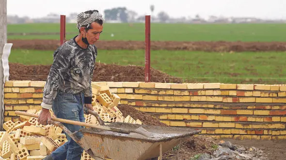 مهاجرت روزافزون به مازندران باعث کمبود شغل شد، جبران بی‌پولی با شغل دوم و سوم/ نیروهای شرکتی و کارگران حداقل‌بگیر بیشتر در معرض آسیب اند/خرید موبایل برای تحصیل فرزند آرزو شد!