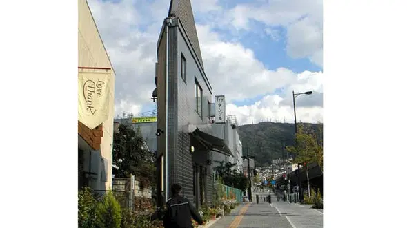 فیلم کم‌عرض‌ترین و زیباتری خانه  جهان ! / واقعا فول آپشن در عرض 2 و نیم متر !