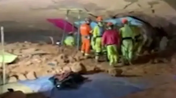 فیلم صحنه کشته شدن 9 آتش نشان زیر آوار غار 