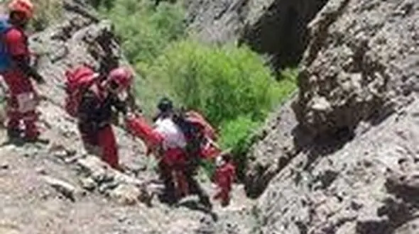 نجات ۵ مفقود در ارتفاعات سرچیت کرمان پس از ۲۴ ساعت تلاش شبانه‌روزی