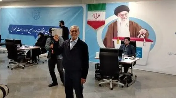 مسعود پزشکیان به همراه دخترش وارد ستاد انتخابات شد + عکس