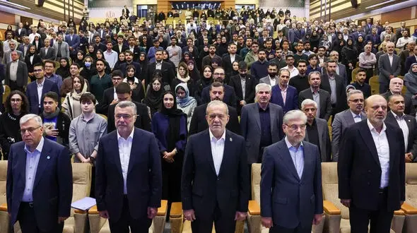  پزشکیان: شرکت‌های دولتی ضرر می‌دهند، مدیرانشان فوق‌العاده‌های چندصد میلیونی می‌گیرند!/ فیلم 