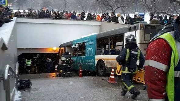 فیلم لحظه ورود اتوبوس به داخل زیرگذر مترو / 5 تن کشته و 15 تن زخمی شدند + فیلم و عکس