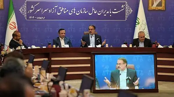 مدیران مناطق آزاد نباید در تهران باشند/ امضای طلایی بستر فساد را مهیا می کند