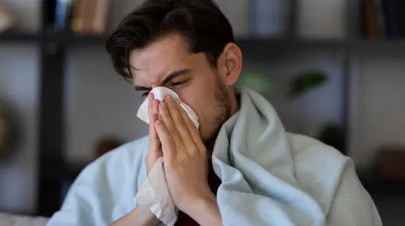 مخاط بینی را قورت بدهیم یا فین کنیم؟ واقعیت را بدانید