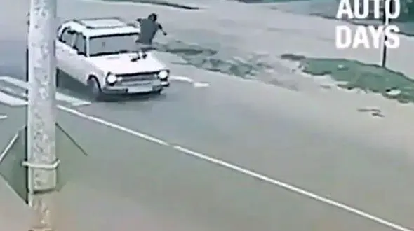 فیلم لحظه نجات معجزه آسای یک جوان از مرگ 