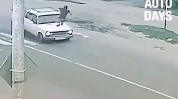 فیلم لحظه نجات معجزه آسای یک جوان از مرگ 
