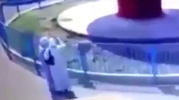 فیلم حادثه عجیب پرتاب یک دختر از تاب شهر بازی 