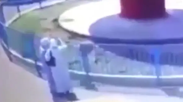 فیلم حادثه عجیب پرتاب یک دختر از تاب شهر بازی 
