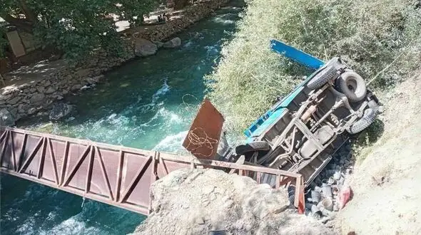 سقوط مرگبار  وانت نیسان در جاده چالوس