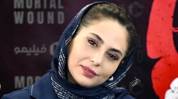 استایل کژوال رعنا آزادی‌ور با کت سرمه‌ای با دوخت سفید در اکران عمومی آخرین قسمت زخم کاری/ ست کرده با جواد عزتی+ عکس