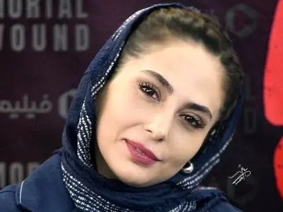 استایل کژوال رعنا آزادی‌ور با کت سرمه‌ای با دوخت سفید در اکران عمومی آخرین قسمت زخم کاری/ ست کرده با جواد عزتی+ عکس