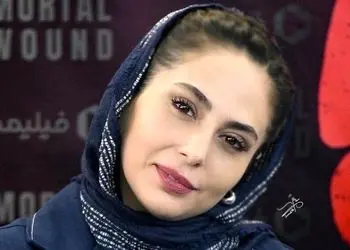 استایل کژوال رعنا آزادی‌ور با کت سرمه‌ای با دوخت سفید در اکران عمومی آخرین قسمت زخم کاری/ ست کرده با جواد عزتی+ عکس