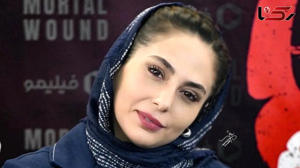 استایل کژوال رعنا آزادی‌ور با کت سرمه‌ای با دوخت سفید در اکران عمومی آخرین قسمت زخم کاری/ ست کرده با جواد عزتی+ عکس