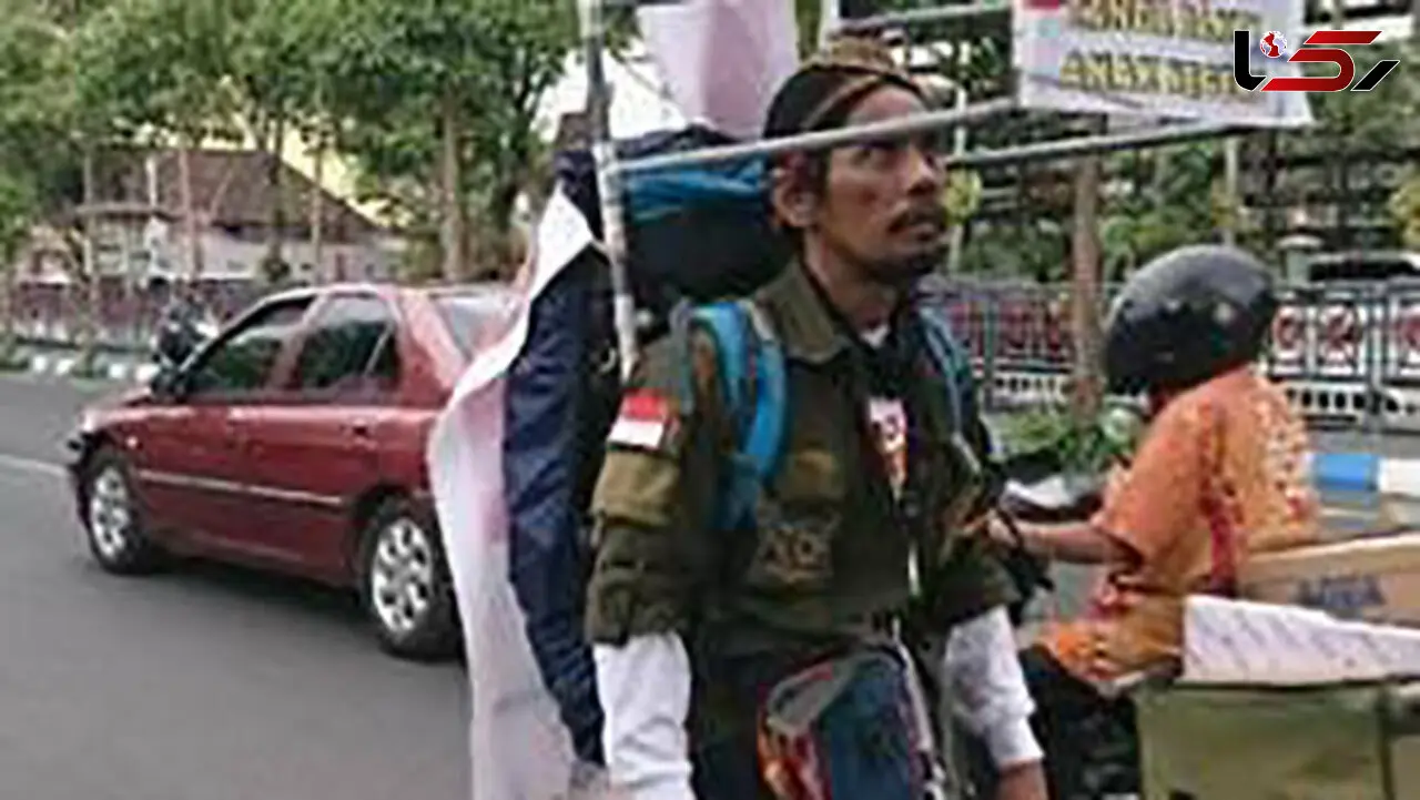 مردی که 800 کیلومتر به پشت راه رفت !+عکس