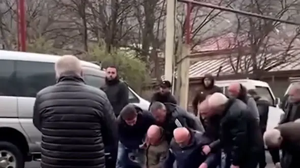 فیلم جگرسوز از زانو زدن ملتمسانه خانواده قاتل در برابر خانواده مقتول ! / بازتاب جهانی داشت