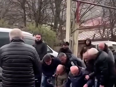 فیلم جگرسوز از زانو زدن ملتمسانه خانواده قاتل در برابر خانواده مقتول ! / بازتاب جهانی داشت