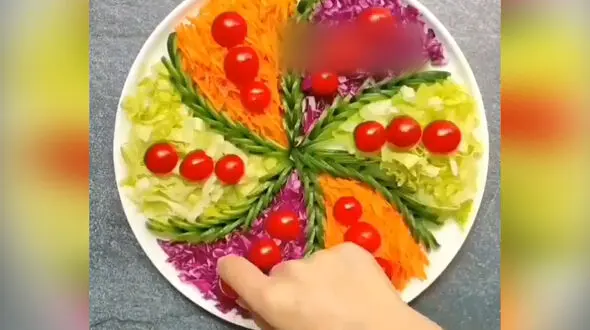 تزئین سالاد به رنگی ترین شکل / فیلم