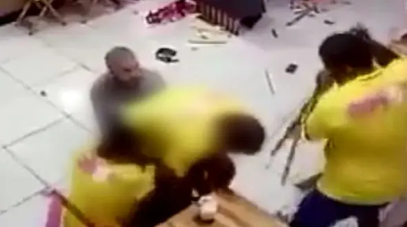 این دزد مسلح در رستوران فقط کتک خورد / فیلم باورنکردنی 