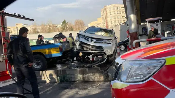 حادثه عجیب برای راننده تویوتا در خیابان ستارخان / ماموران آتش نشانی به محل اعزام شدند