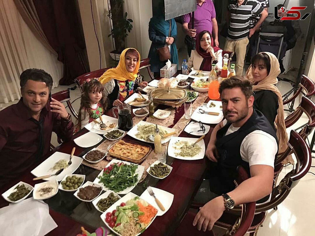 میز غذای مجلل محمدرضا گلزار، بهاره کیان افشار و دیگر ستاره ها در عاشقانه +عکس 
