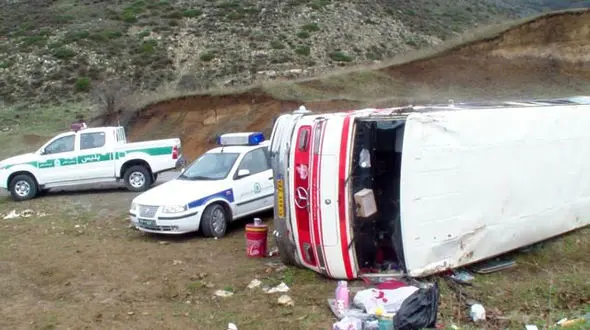 واژگونی مینی‌بوس به دلیل تغییر مسیر ناگهانی "تیبا"+ عکس