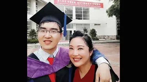 مادر فداکار 3 جا کار کرد و فرزند معلول خود را راهی هاروارد کرد! +عکس 