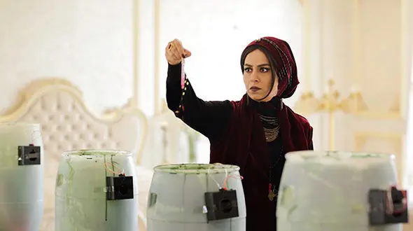 عکس بی وزنی خانم بازیگر!