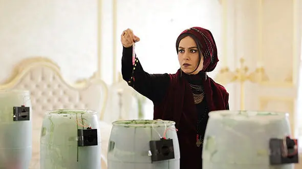 عکس بی وزنی خانم بازیگر!
