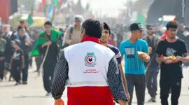 فیلم لحظه نجات معجزه‌آسای سومین زائر اربعینی در درمانگاه هلال‌احمر کربلا