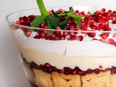 ترایفل انار شب یلدا؛ راهنمای درست کردن دسر شیک و پرطرفدار