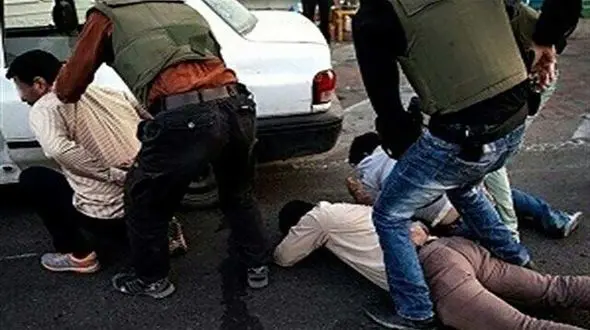 دستگیری اشرار قمه به دست نازی آباد / 7 شرور مسلح به جان حسین افتادند