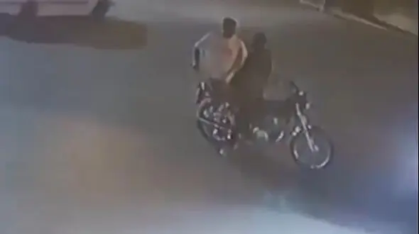 فیلم لحظه ناکام شدن دو سارق حین سرقت موتورسیکلت 