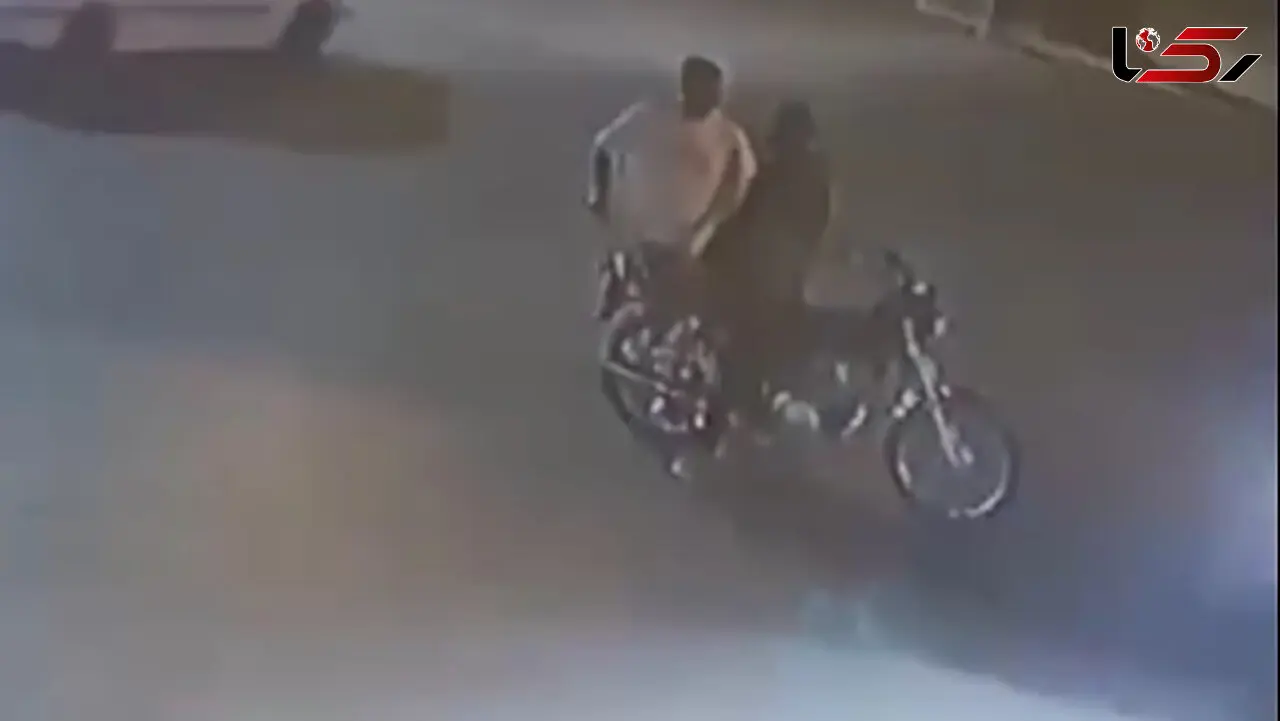 فیلم لحظه ناکام شدن دو سارق حین سرقت موتورسیکلت 