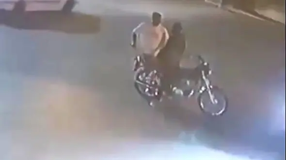 فیلم لحظه ناکام شدن دو سارق حین سرقت موتورسیکلت 