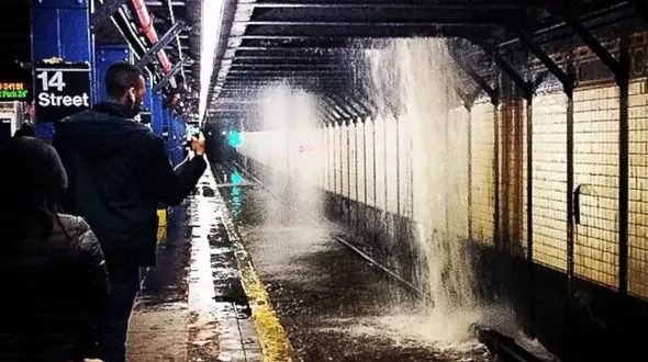 ببینید / لحظه دلهره‌آور از سیل شدید در متروی مادرید + فیلم 