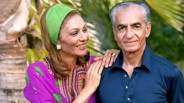 عکس سفر در زمان /  گریه محمدرضا پهلوی بعد از دنیا اومدن بچه اش کنار فرح دیبا